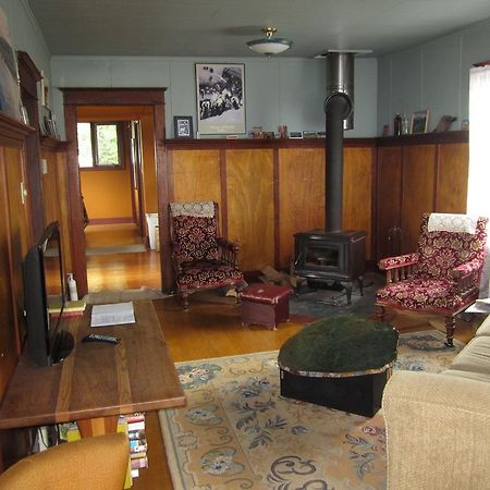 Historical Guest House Уайтхорс Экстерьер фото