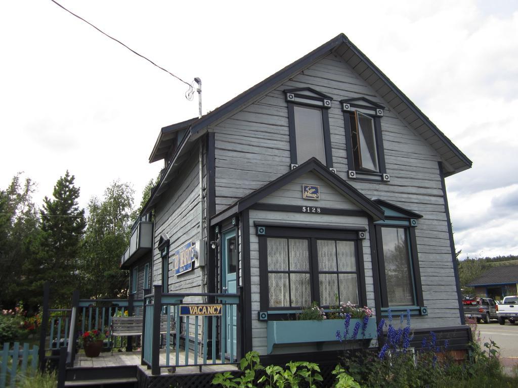 Historical Guest House Уайтхорс Экстерьер фото