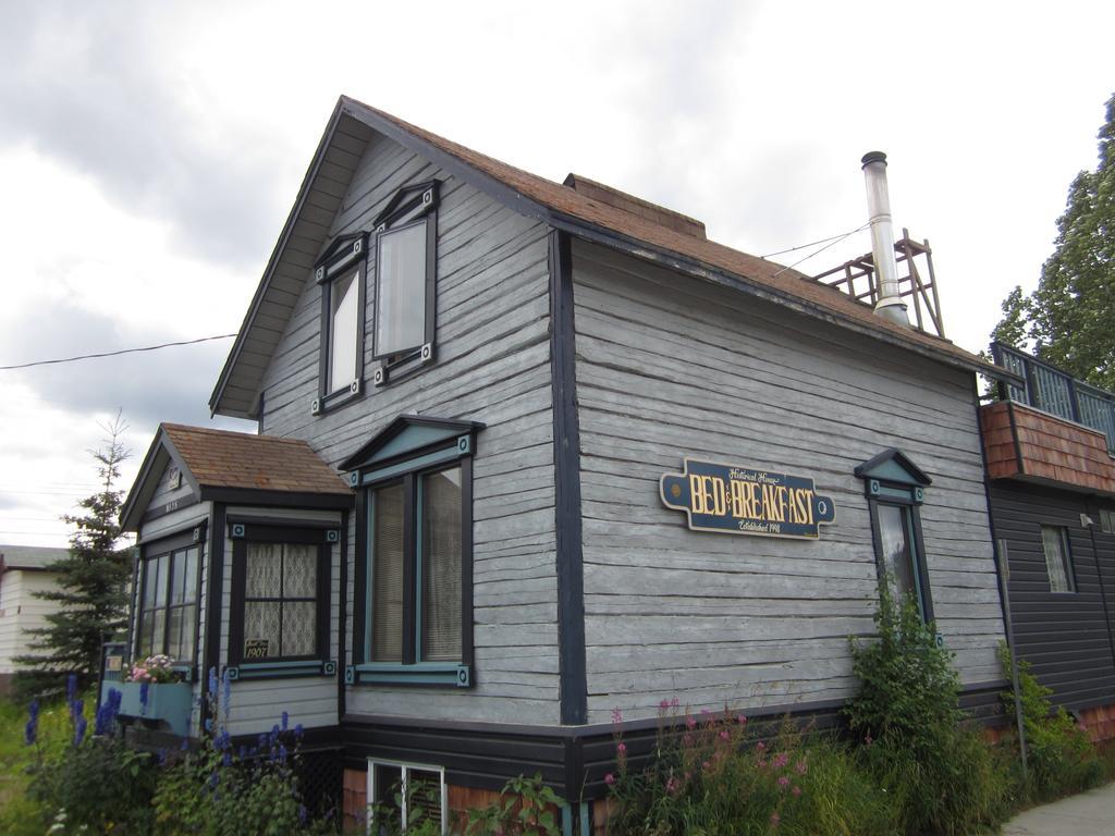 Historical Guest House Уайтхорс Экстерьер фото